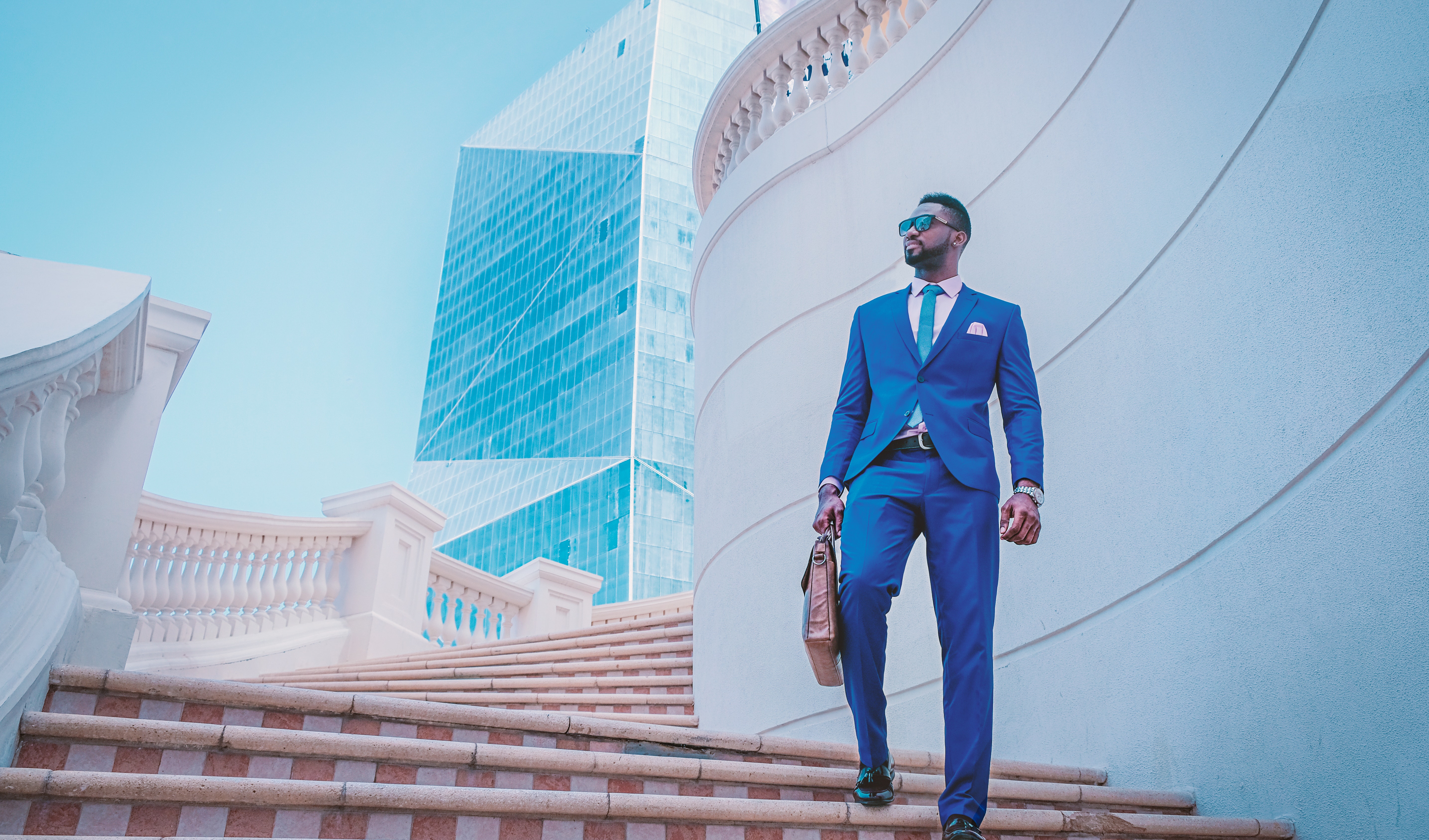 man-in-blue-suit-999267.jpg