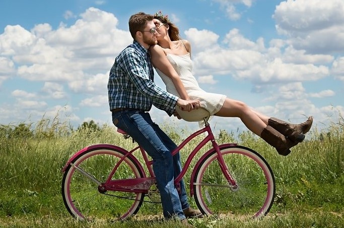 engagement-1718244_960_720 2.jpg