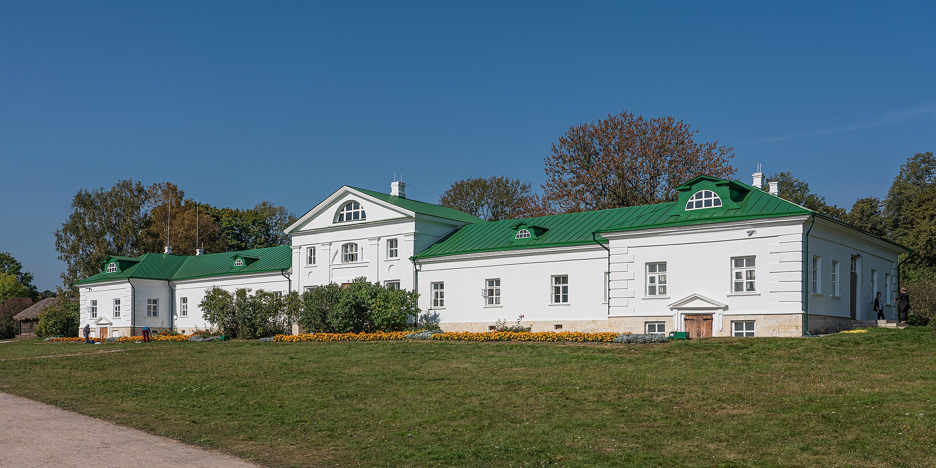 1920px-Tula_YasnayaPolyana_asv2019-09_img05_Volkonsky_House.jpg
