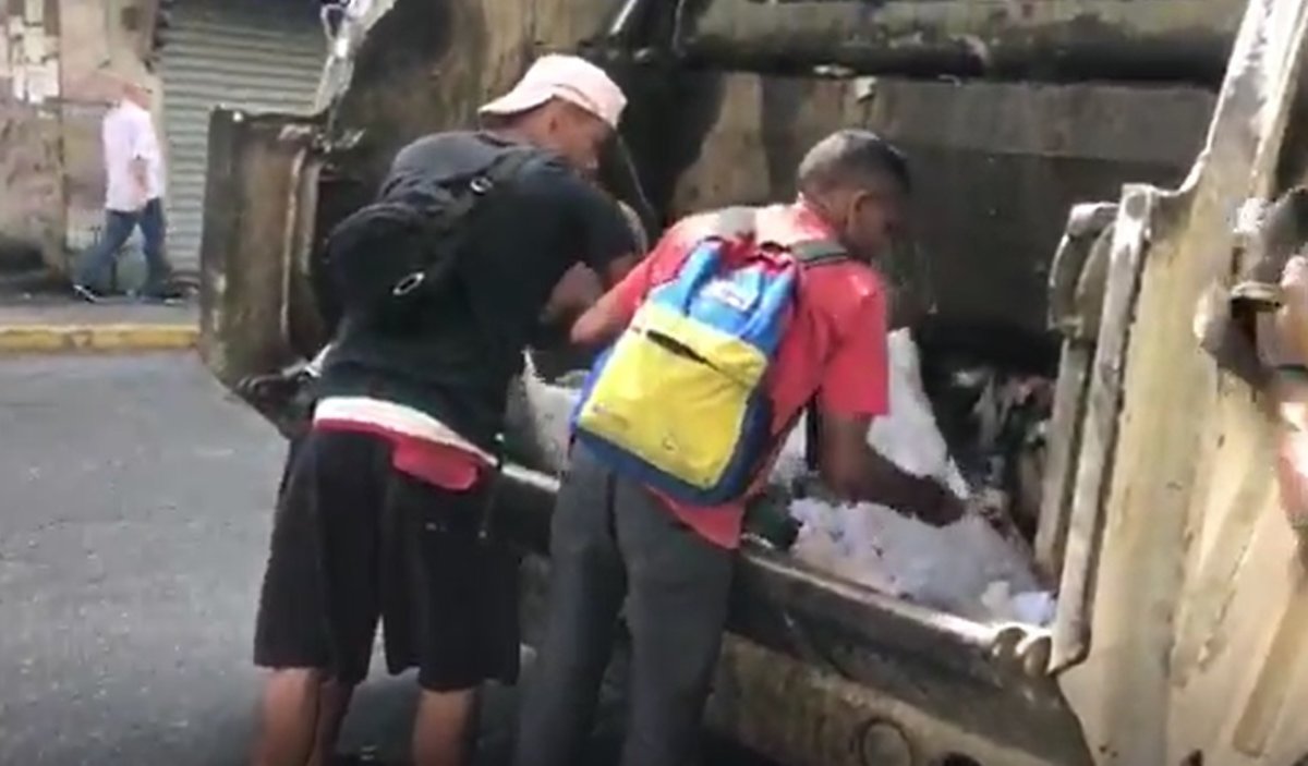 crisis-venezuela-empuja-los-ciudadanos-bajos-recursos-economicos-buscar-alimentos-entre-basura-1551158738605.jpg