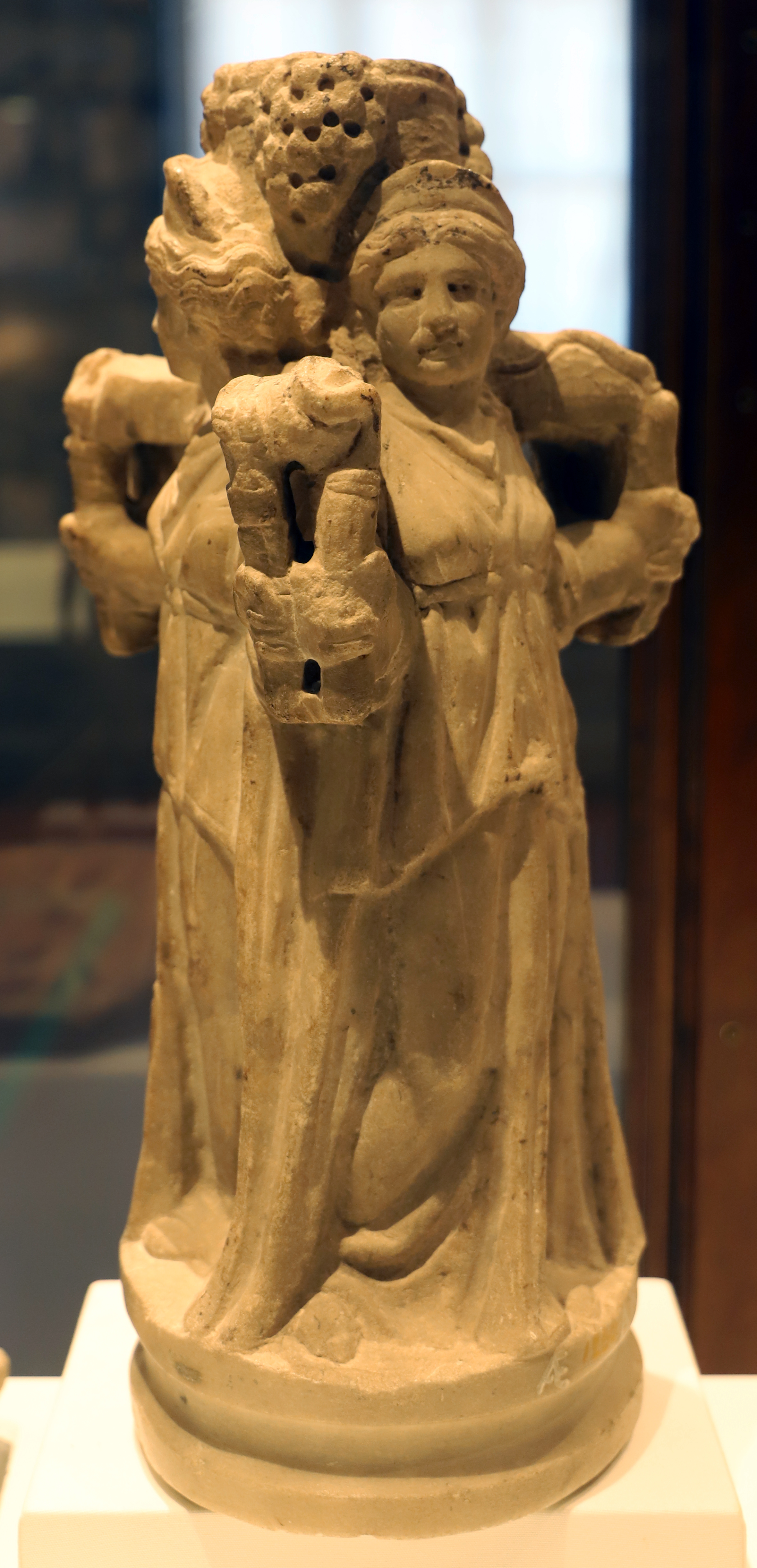Statuetta_di_ecate,_in_marmo,_dalla_collezione_venuti,_I_secolo_dc.,_01.jpg