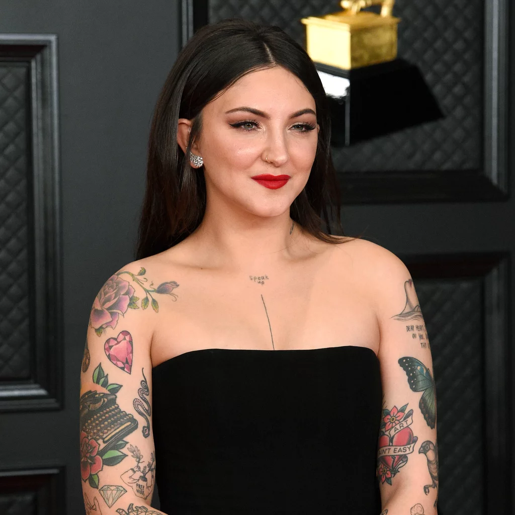 julia-michaels-body-hair-grammys.webp