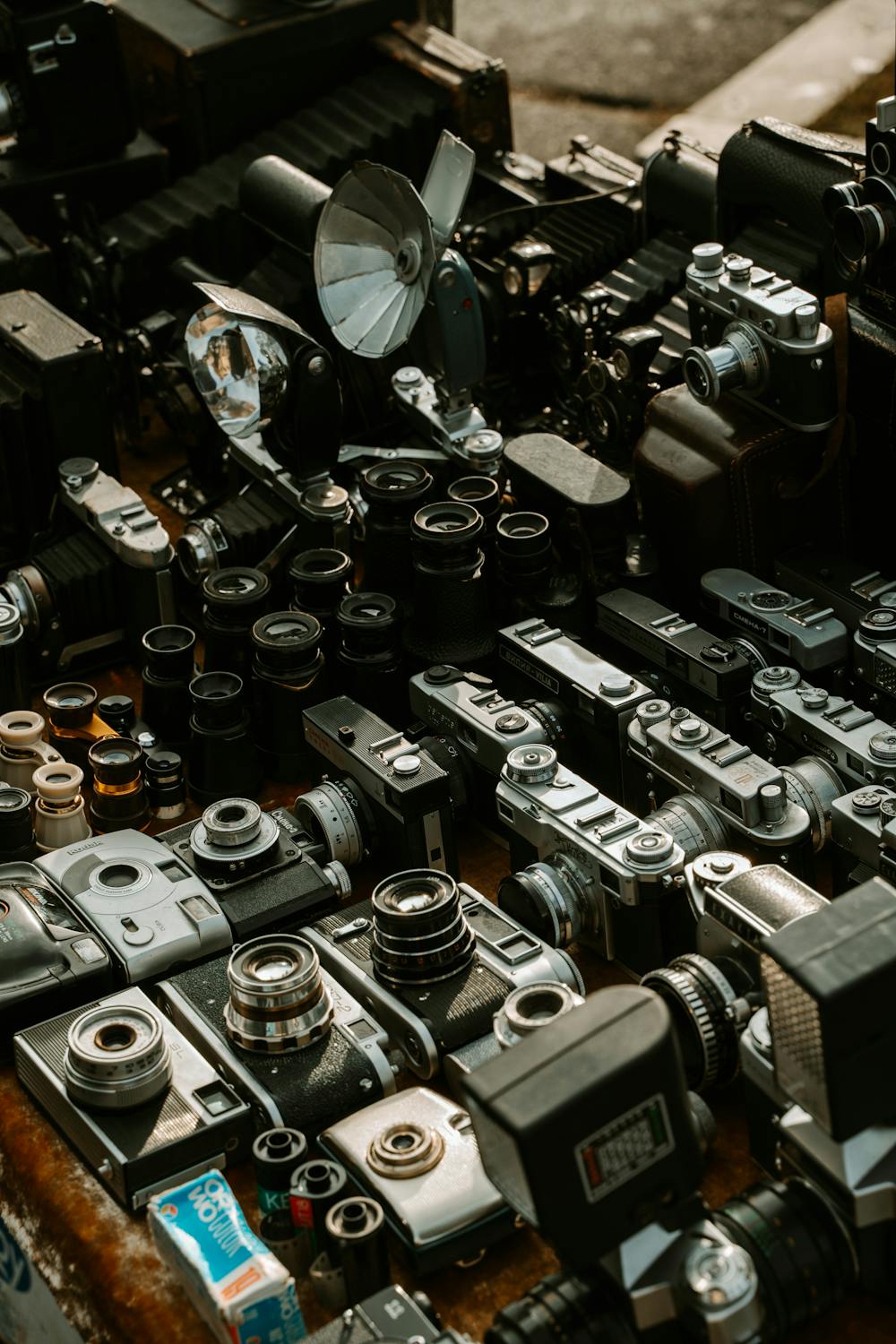 free-photo-of-retro-cameras-on-stand-for-selling.jpeg