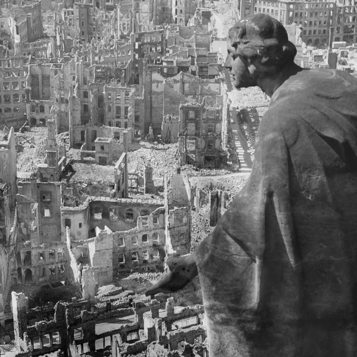 02-13-dresden-bombing-gettyimages-1058619880.jpg