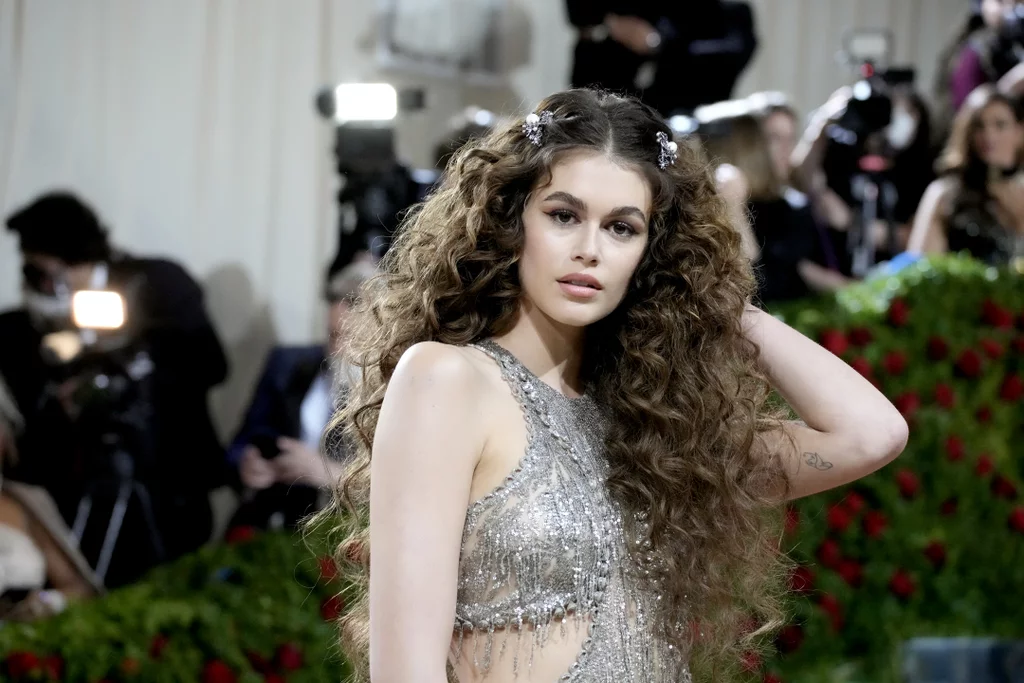 kaia-gerber-curly-hair-met-gala (1).webp