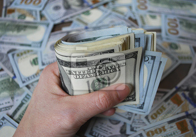 mulher-mao-segurar-dinheiro-dolar-notas-apenas-centenas-400-67465759.jpg