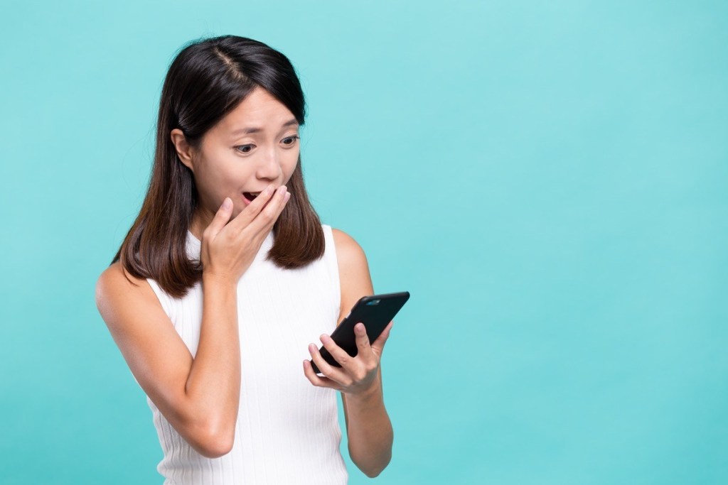 shocked-woman-looking-at-phone.jpg