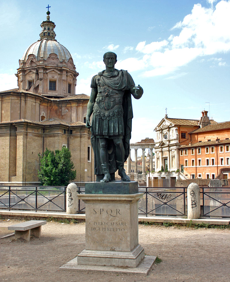 800px-Roma-Statua_di_cesare.jpg