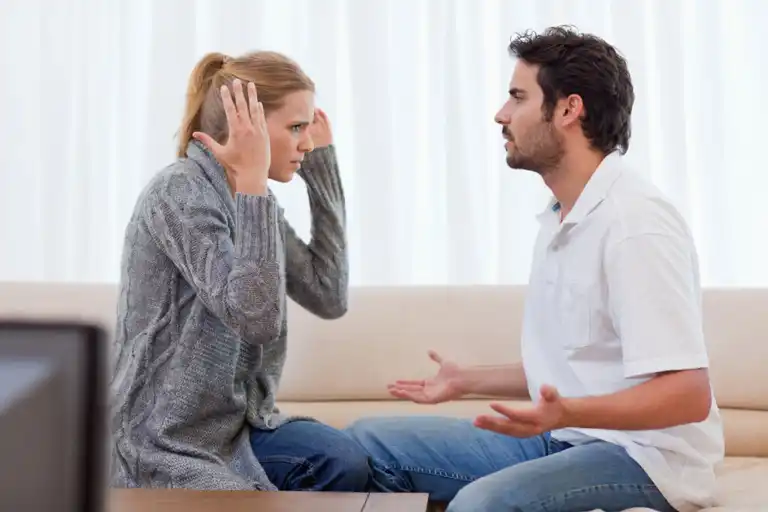 pareja-enfadada-discutiendo-fuerte-1024x683.webp
