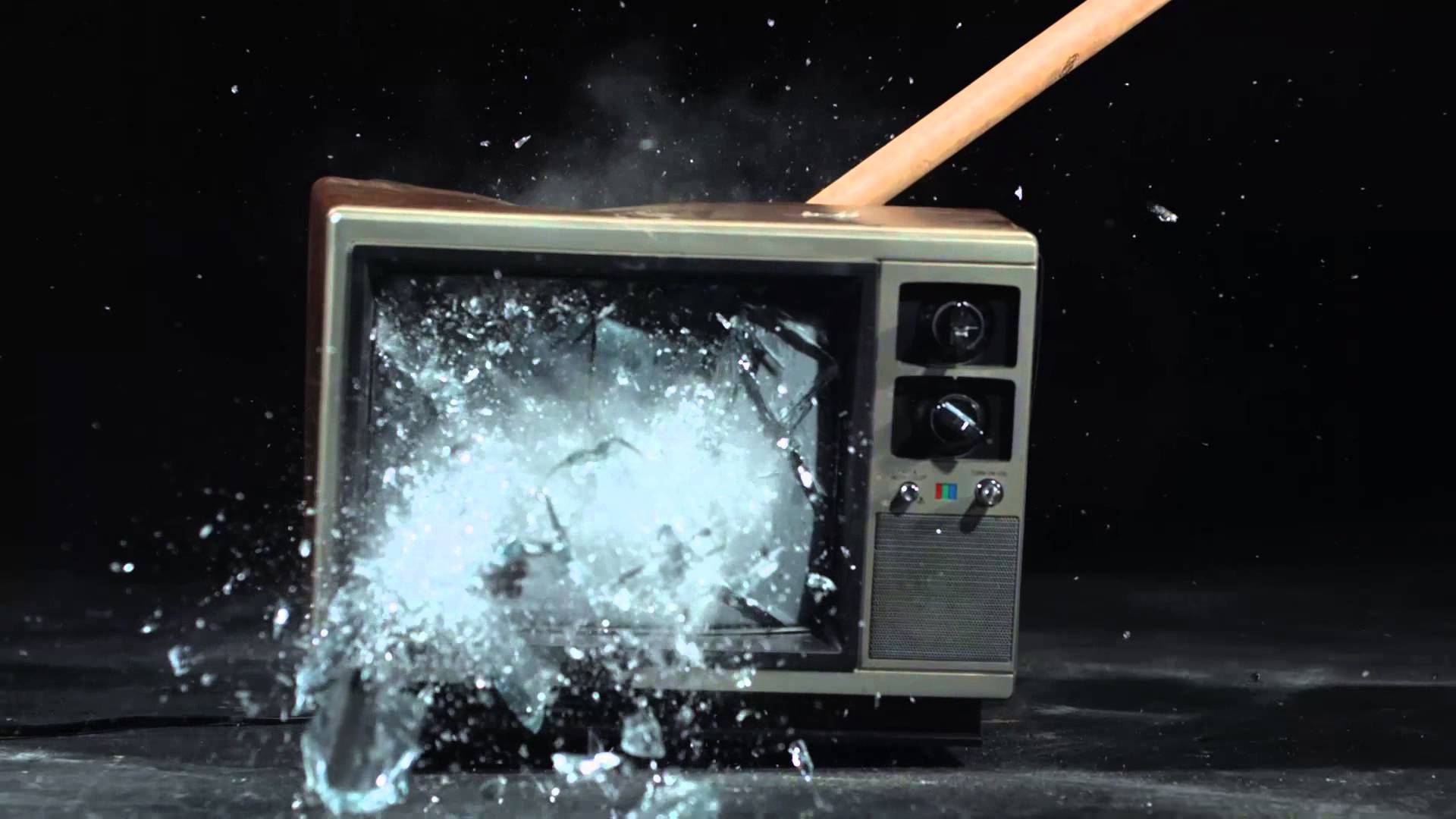 Телевизор сломался буду. Разбил телевизор. Разбей телевизор. Битый телевизор. Молоток в телевизоре.