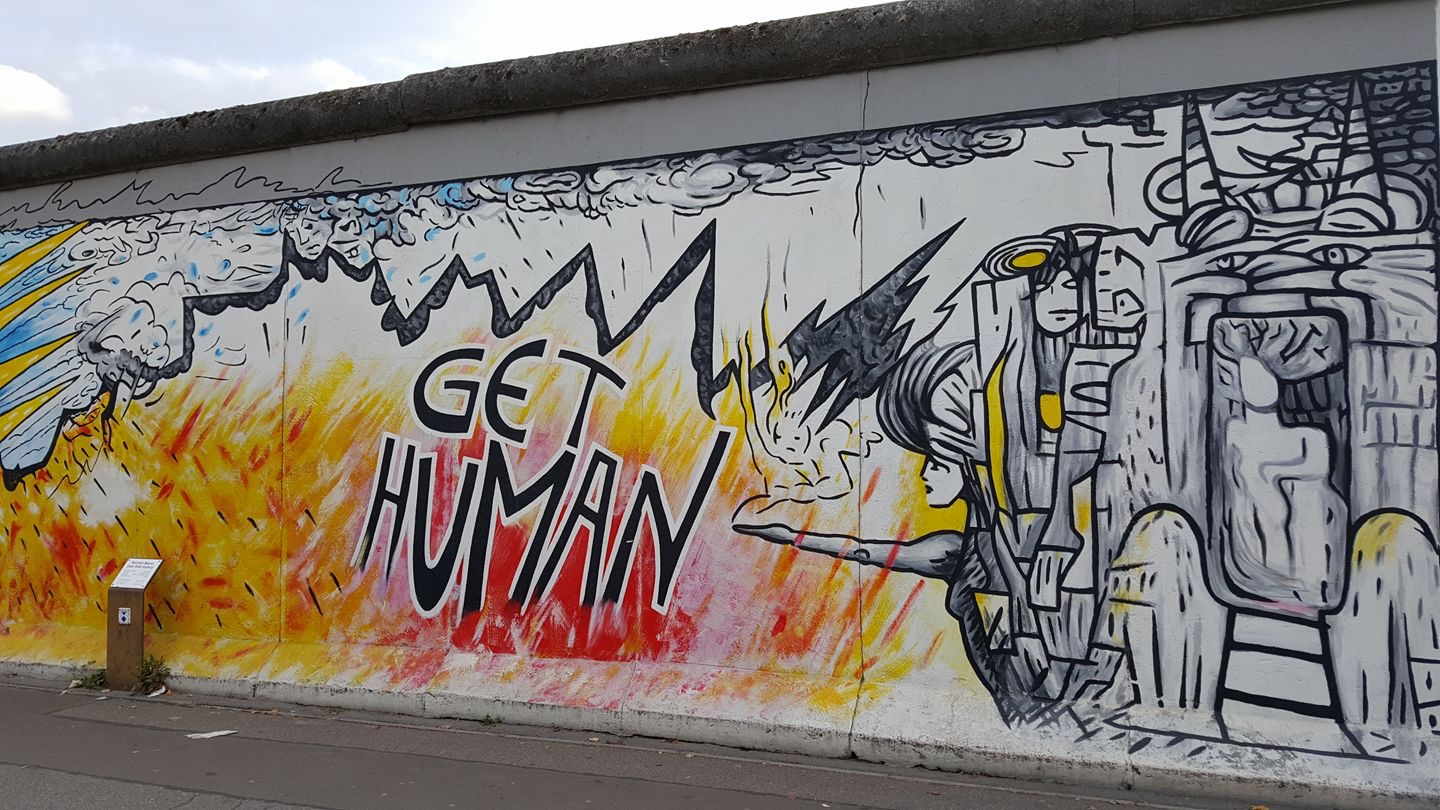 Got human. East Side Gallery в Берлине. Берлинская стена Истсайдская галерея. Берлинская стена граффити.
