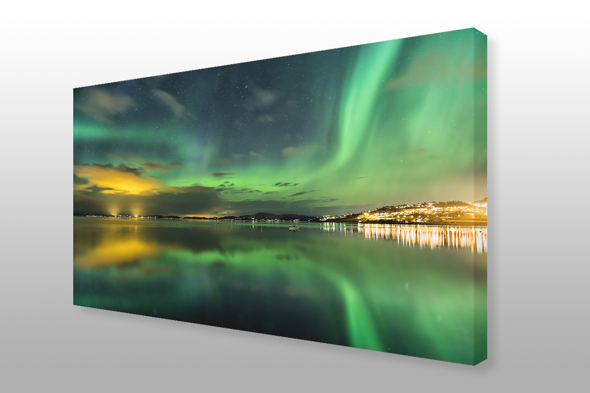 Aurora_over_fiord.jpg