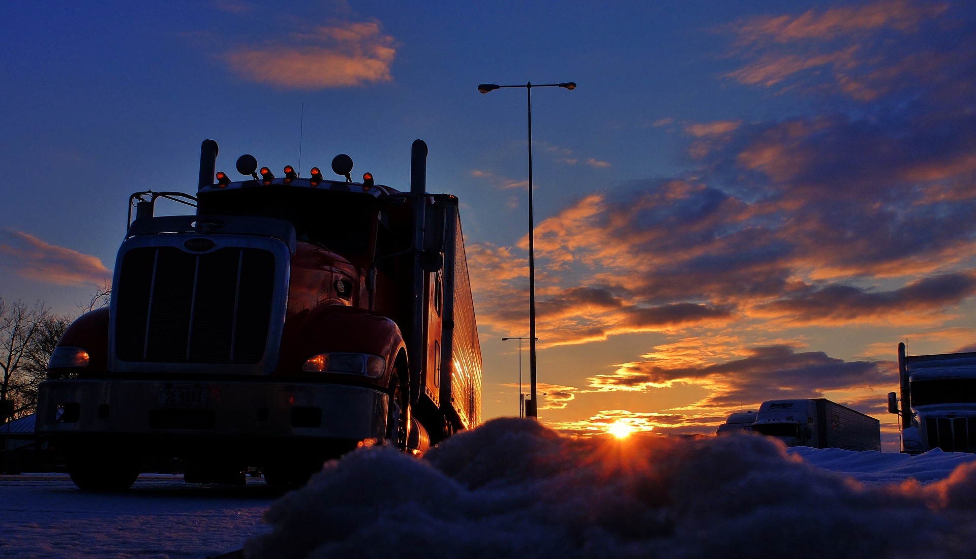 trucker-2946821_1920.jpg