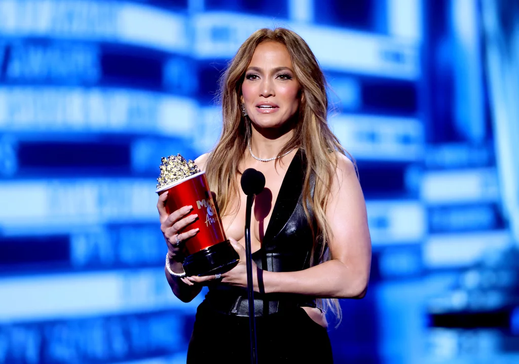 jennifer-lopez-supermodel-nails-mtv-movie-tv-awards (2).webp
