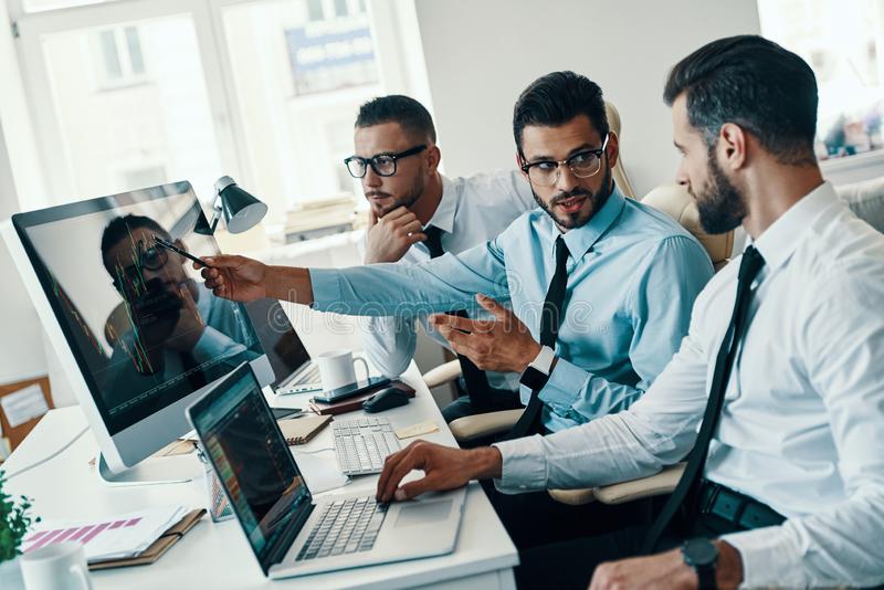 traders-work-group-young-modern-men-formalwear-analyzing-stock-market-data-working-office-150889495.jpg