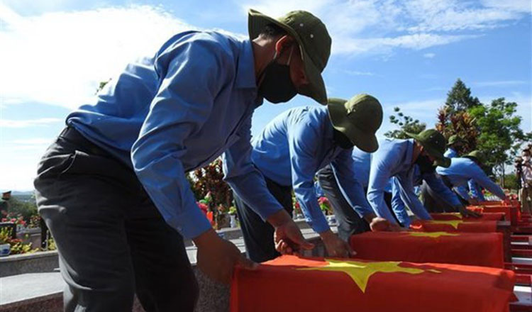 remains_of_volunteer_soldiers_reburied_in_dak_lak.jpg
