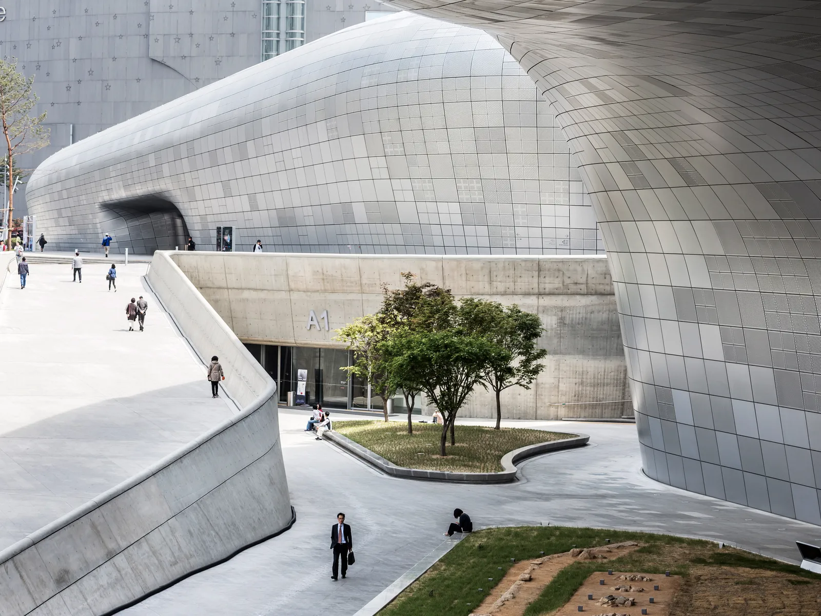 Dongdaemun-Design-Plaza-GettyImages-563003321.webp