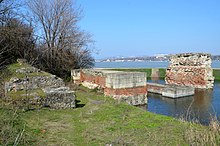 Remains_of_the_Trajan's_Bridge_on_the_right_bank_of_Danube,_Serbia_(27251575447).jpg