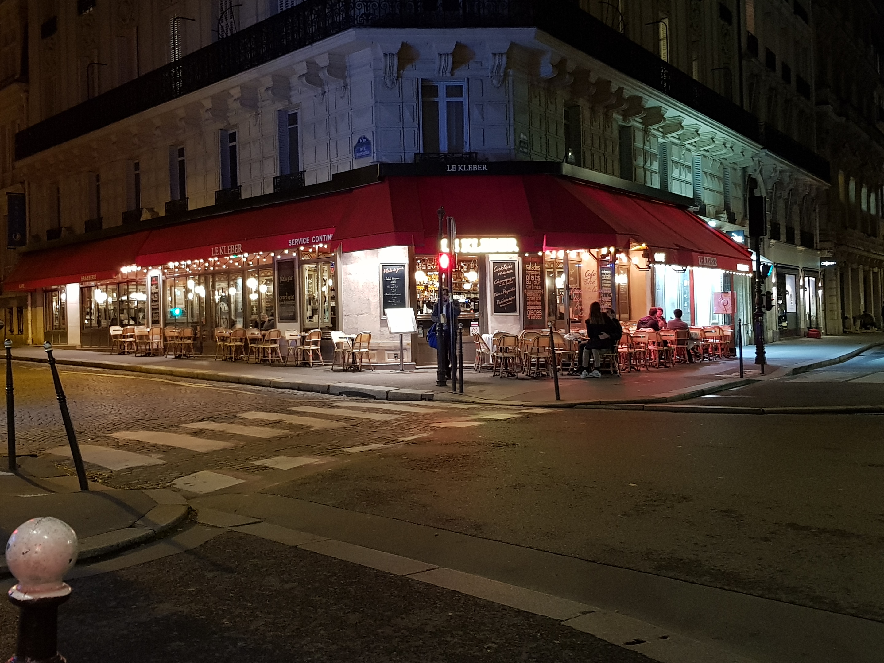 코로나 바이러스 확산 방지를 위해 3월15일 자정부터 프랑스 전체  레스토랑,카페,영화관,디스코텍 영업 금지