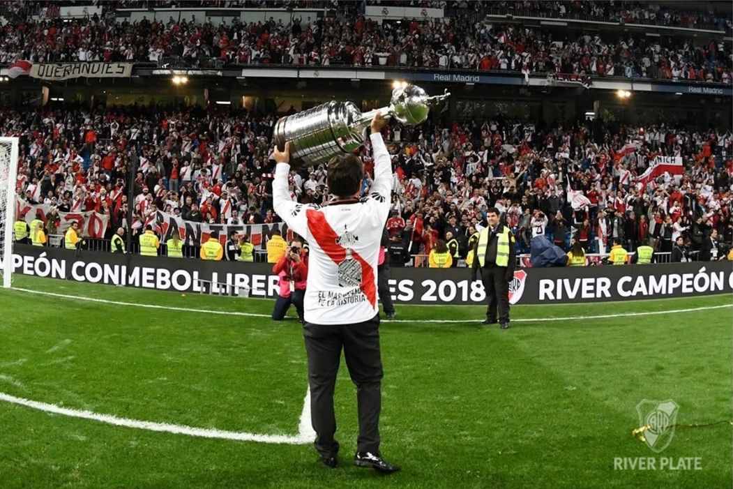 17.-Gallardo-muestra-la-copa-libertadores.webp.png