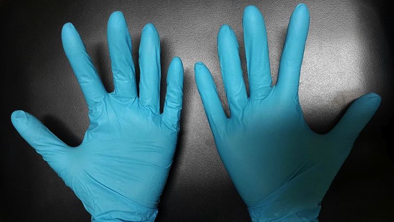 800px-Protective_nitrile_gloves.jpg
