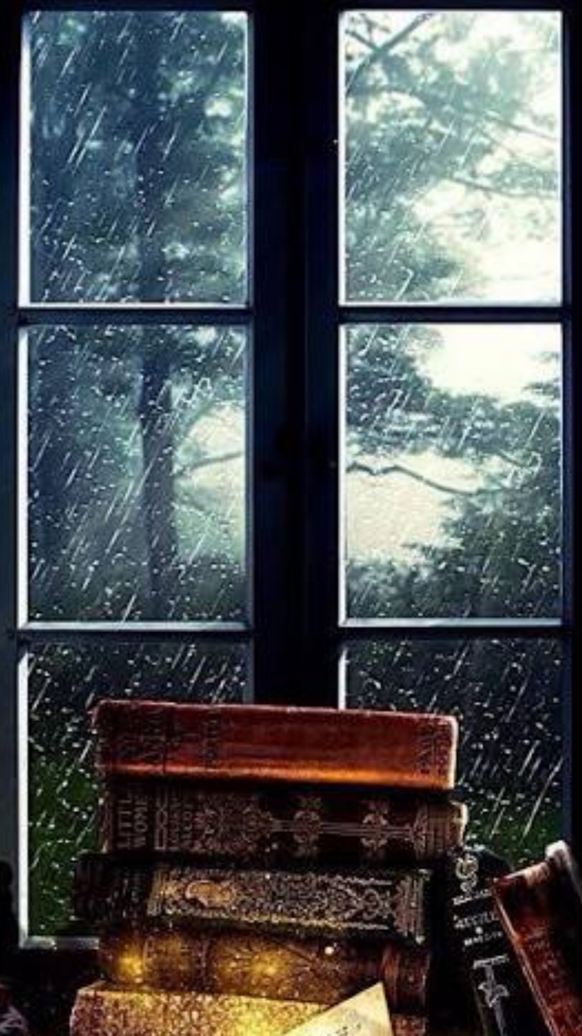 дождь в окне. человек у окна дождь. ночное окно. темное окно. дождь за окном.