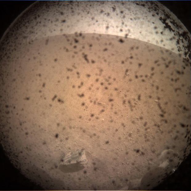 z24214943Q,Pierwsze-zdjecie-powierzchni-Marsa-przeslane-na-Zi.jpg