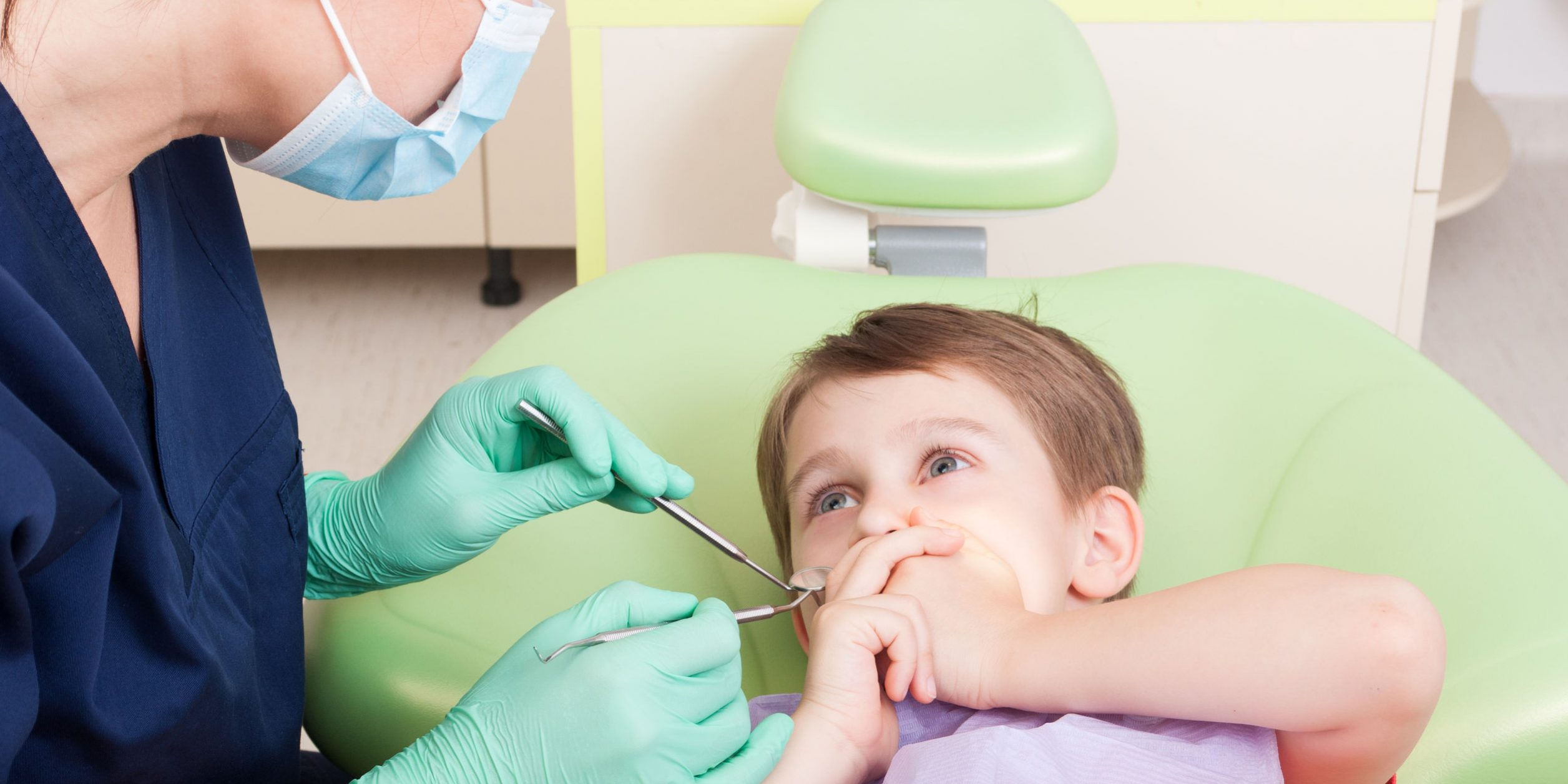 Зубной врач для детей. Ребенок у стоматолога. Страх в стоматологии у детей. Ребенок боится стоматолога. Обезболивание у детей в стоматологии.