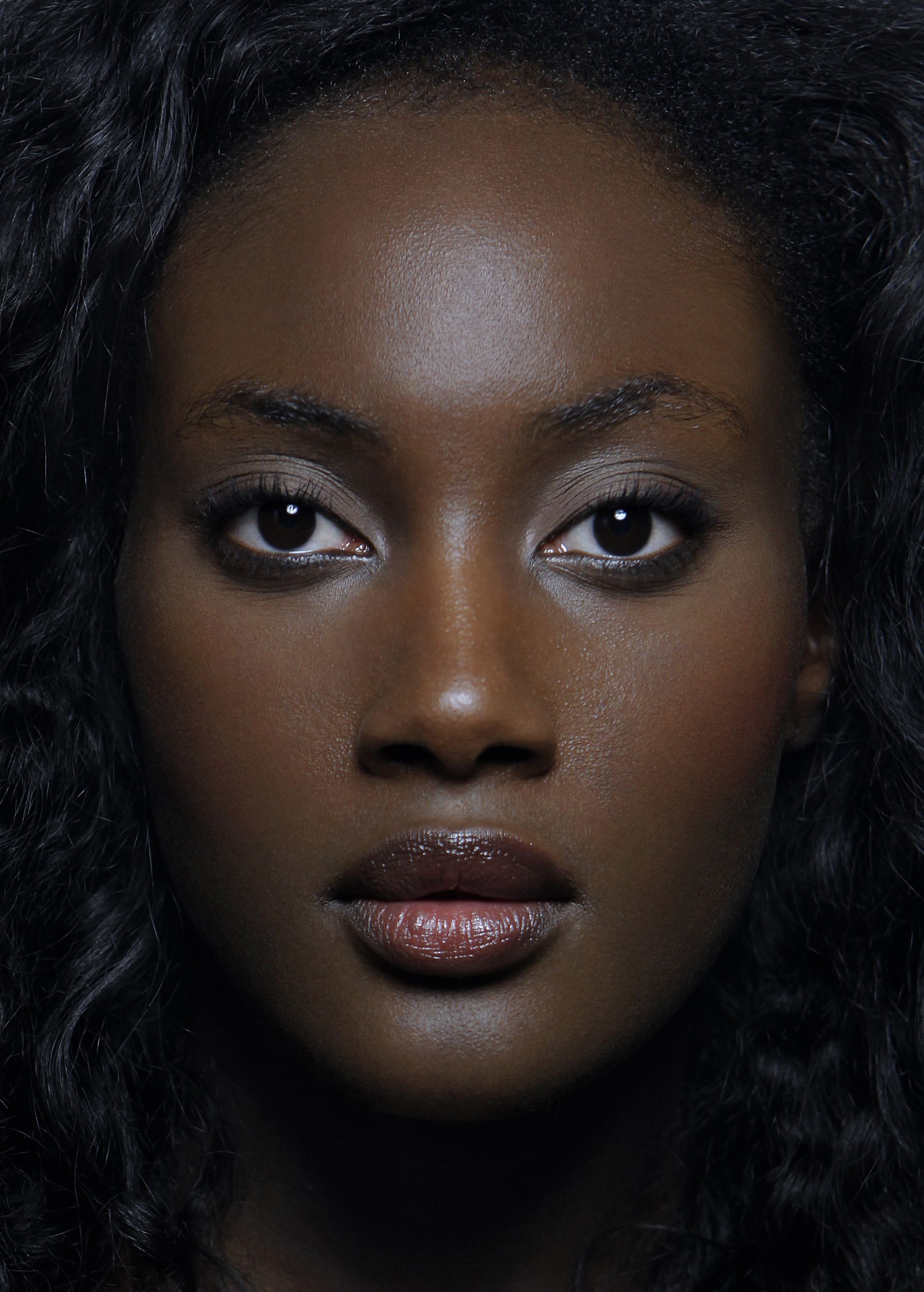 Сайт негритянки. Лицо афроамериканки. Женщина в черном. Чернокожая женщина. Лицо африканки.