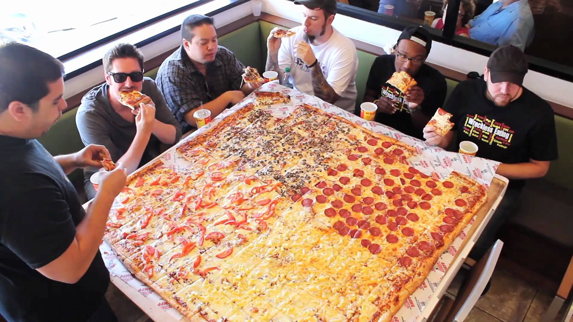 Amazing Big Size Pizza World S Largest Delivery Pizza In La Steemit