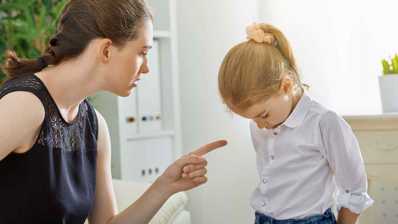 madre-reganando-nina.jpg