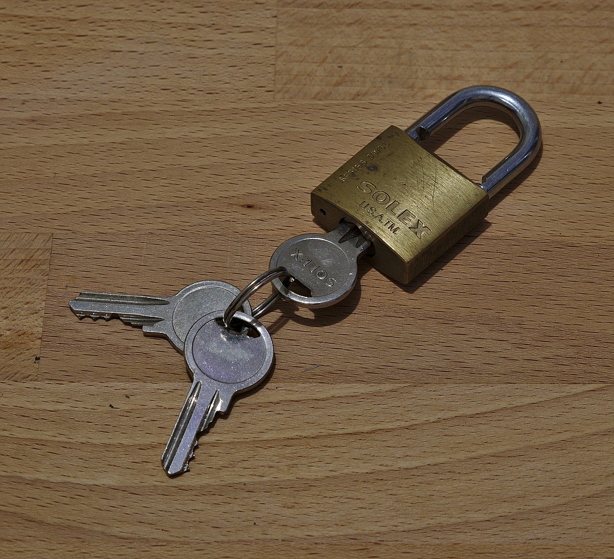 1200px-Solex_99_30_padlock_with_keys_(DSCF2659).jpg