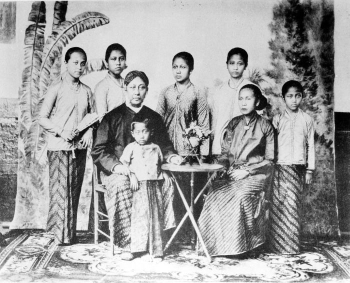 COLLECTIE_TROPENMUSEUM_Studioportret_van_Raden_Ajeng_Kartini_met_haar_ouders_zussen_en_broer_TMnr_10018778.jpg