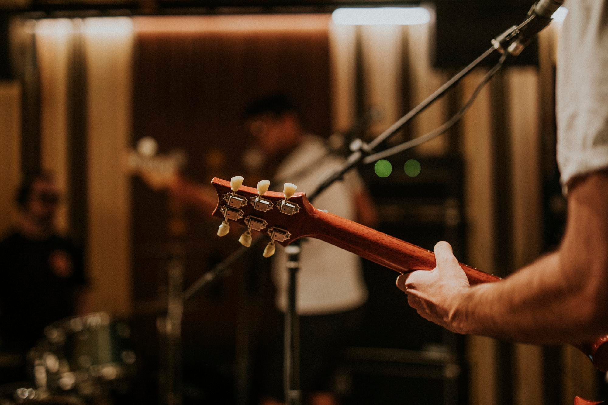 musicista-che-suona-la-chitarra-in-sottofondo-fotografia-estetica.jpg