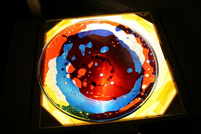 800px-Liquid_Oil_Projection.jpg