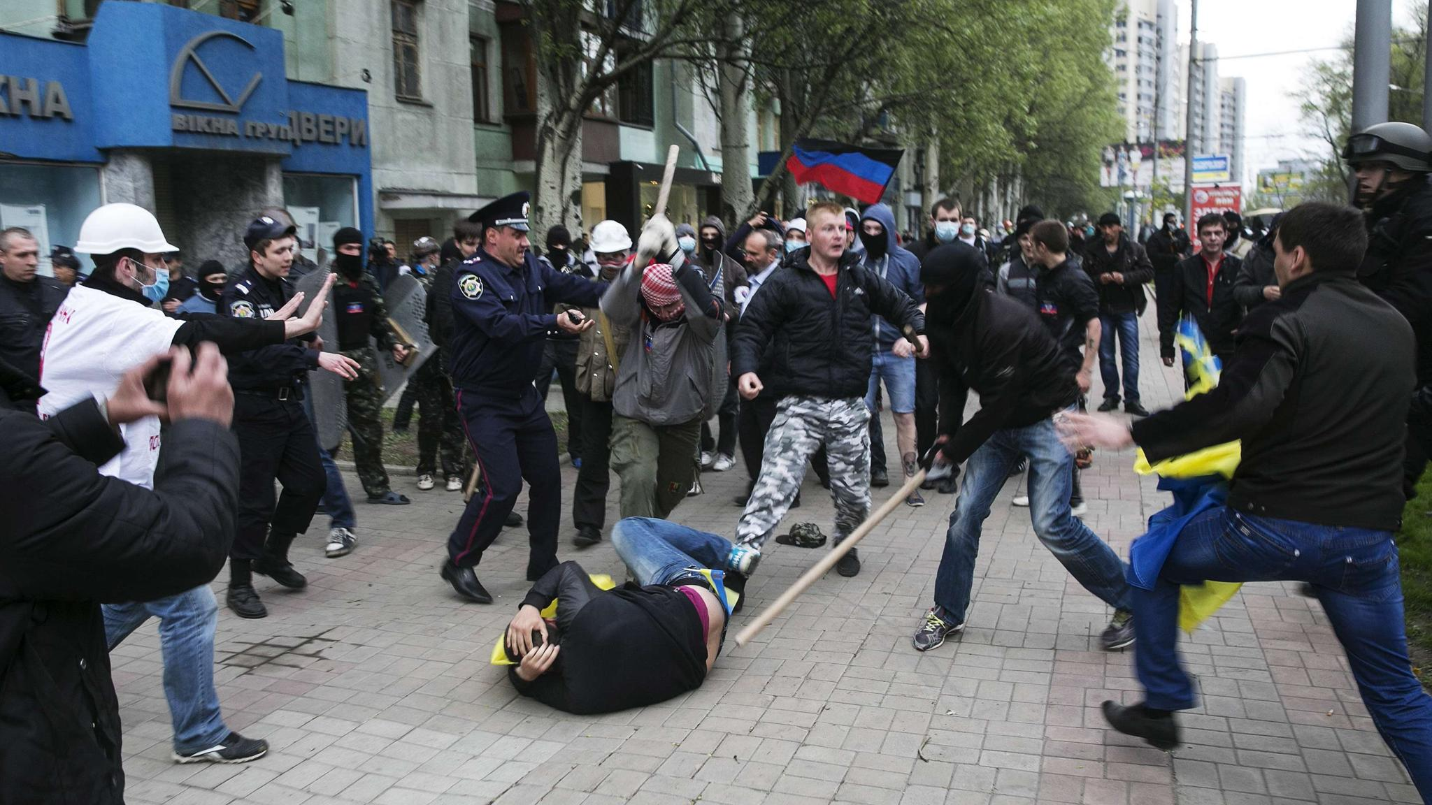Бейте укропов. Русские побили украинца. Протестующие Киев 2014 год.