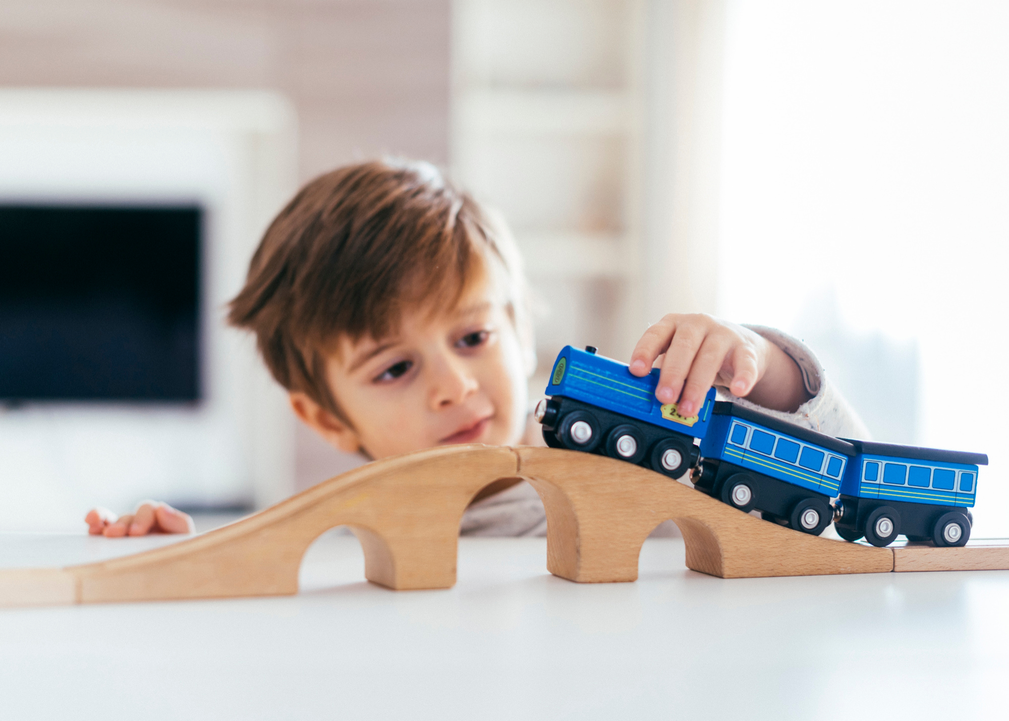 bambino-che-gioca-con-trenino.jpg