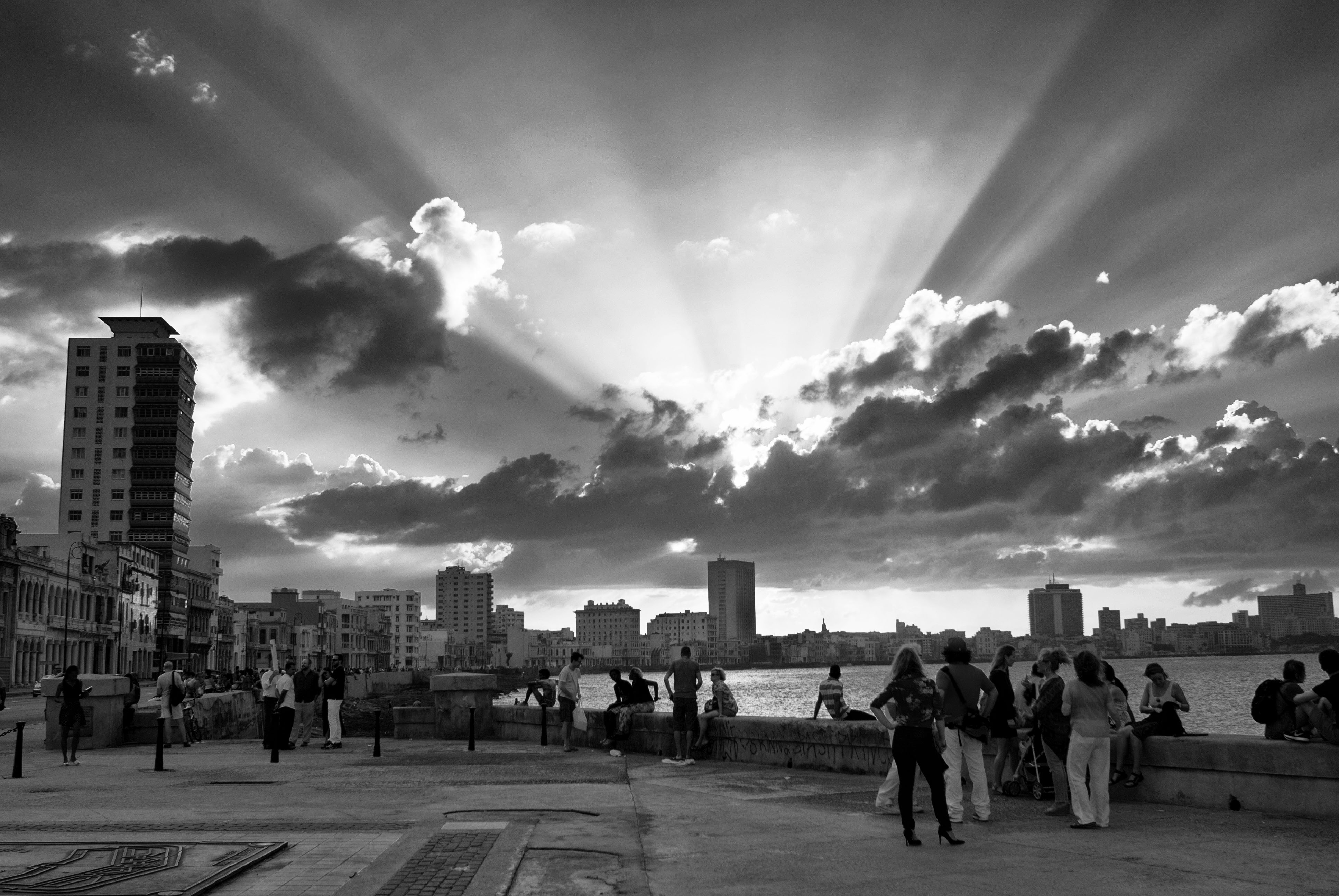 malecon de la habana al atardecer.jpg
