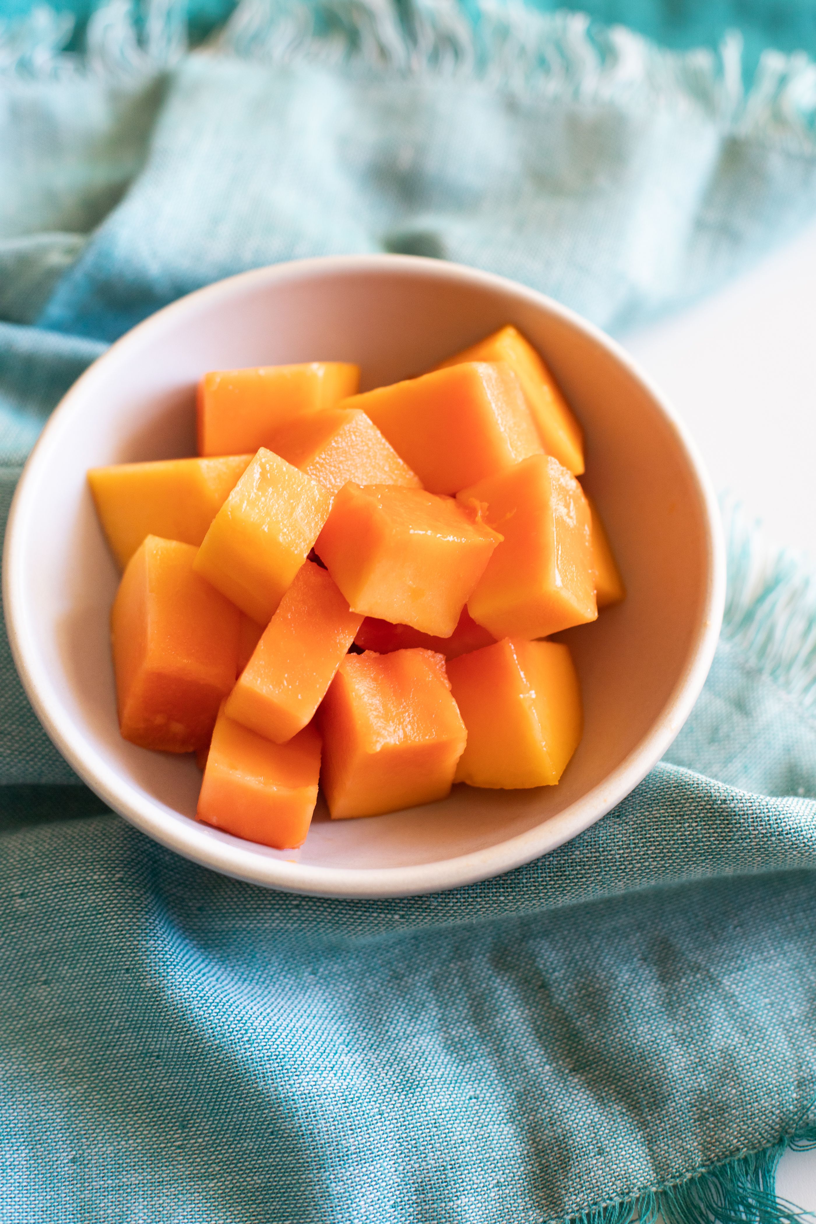Simply-Recipes-HT-Cut-Papaya-LEAD-3-f6739b38d6eb4b099129dd6f66b98ca0.jpg