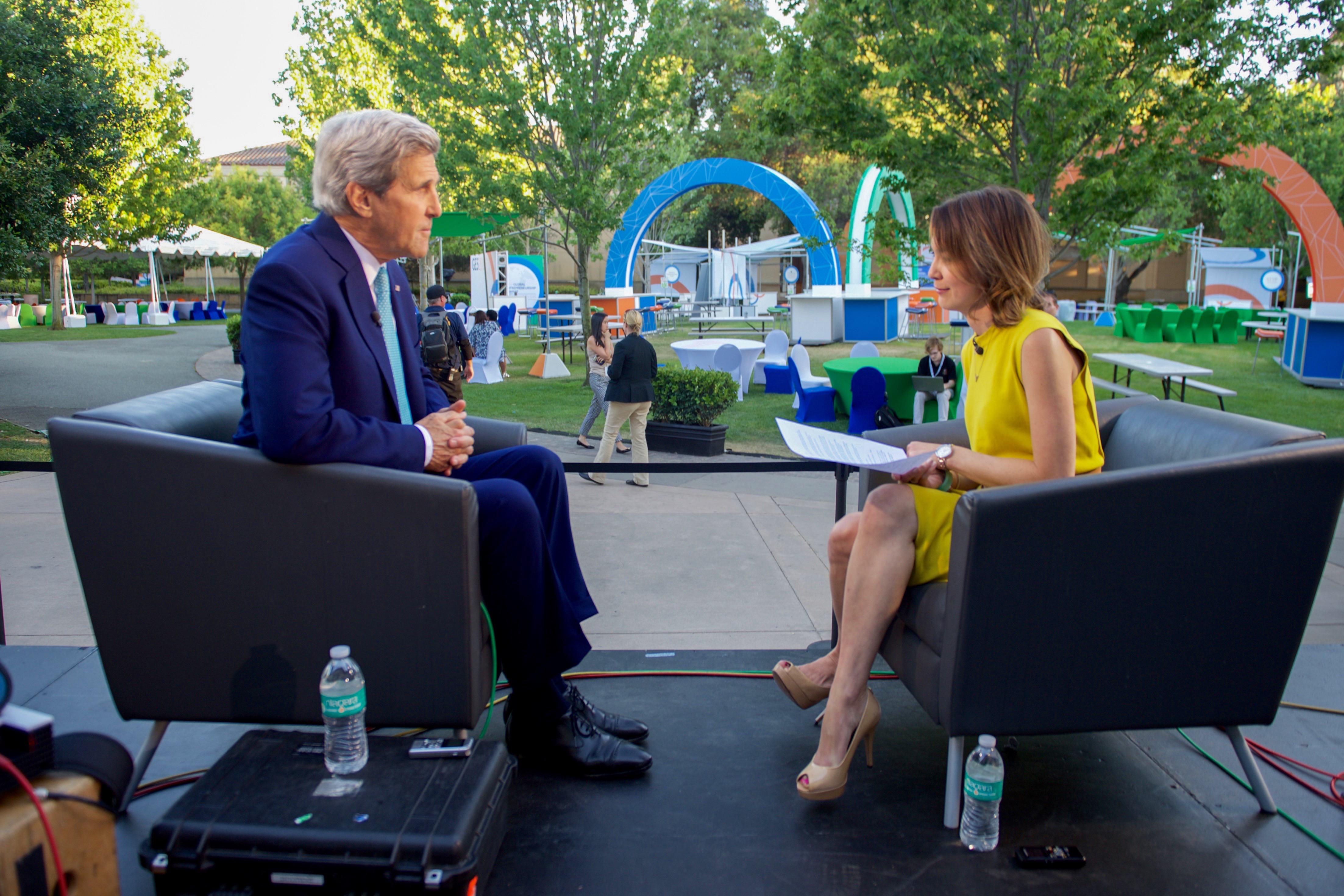 Emily_Chang_of_Bloomberg_West_Interviews_Secretary_Kerry_at_the_Beginning_of_the_Global_Entrepreneurship_Summit_in_Palo_Alto_(27247883763).jpg