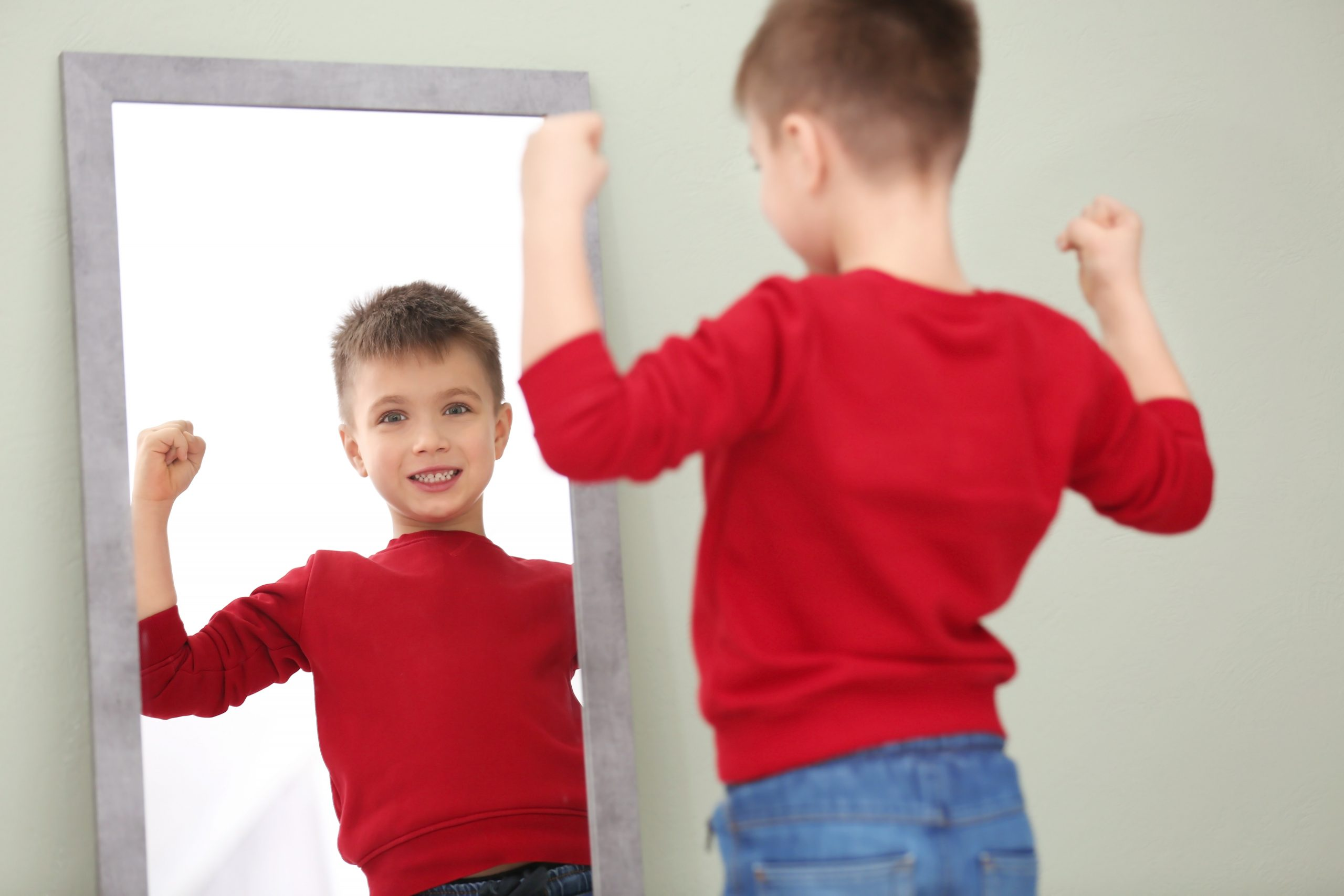 Трогать большого мальчика. Ребенок перед зеркалом. Мальчик в зеркале. Зеркало для детей. Ребенок смотрится в зеркало.