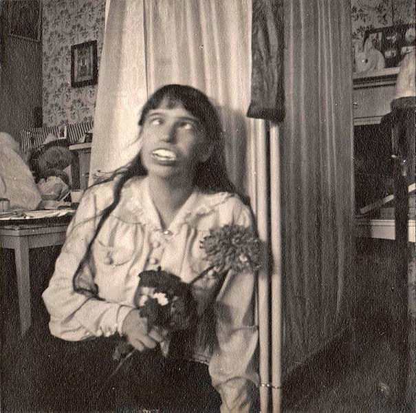 605px-Anastasia_Nikolaevna_of_Russia_fooling_around_(original).jpg