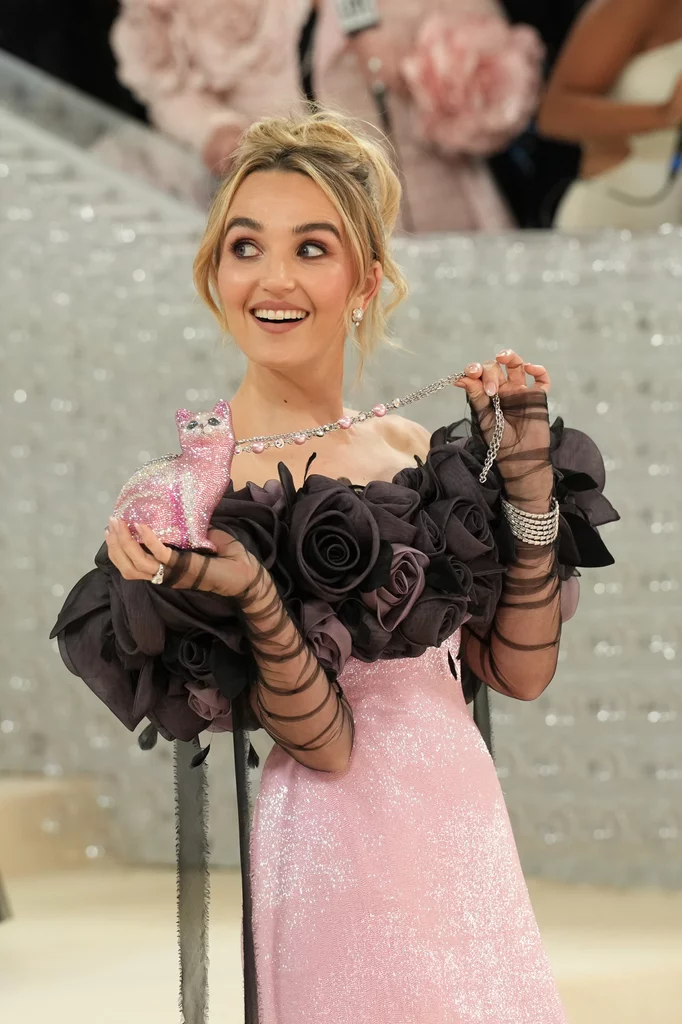 Chloe-Fineman-Wearing-Cat-Purse-at-2023-Met-Gala (2).webp