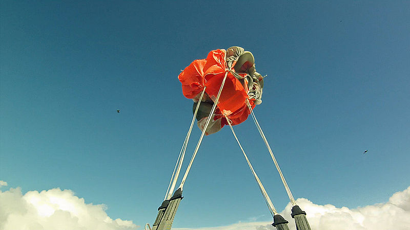 800px-Parachute_Deploying_(6367738245).jpg
