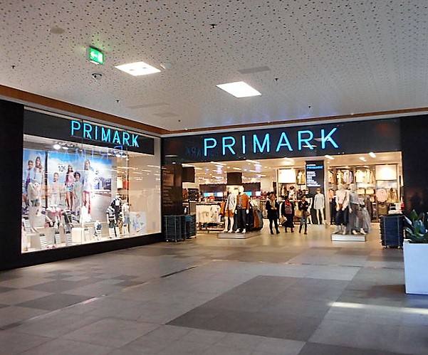 Primark_in_Aqua_Shopping_Centre,_Portimão.JPG