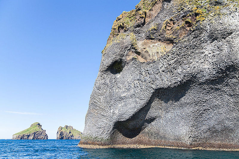 800px-Roca_del_elefante,_Heimaey,_Islas_Vestman,_Suðurland,_Islandia,_2014-08-17,_DD_037.jpg