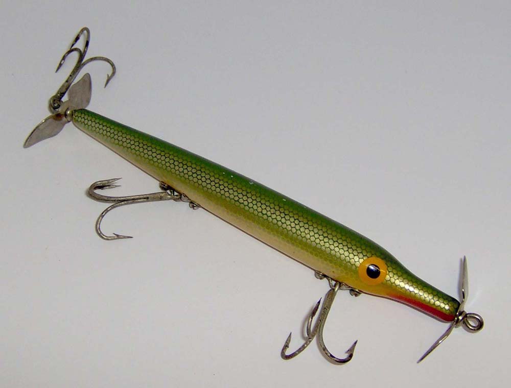 VINTAGE BOONE BAIT CO. NEEDLE FISH WOOD LURE in GREEN SCALE
