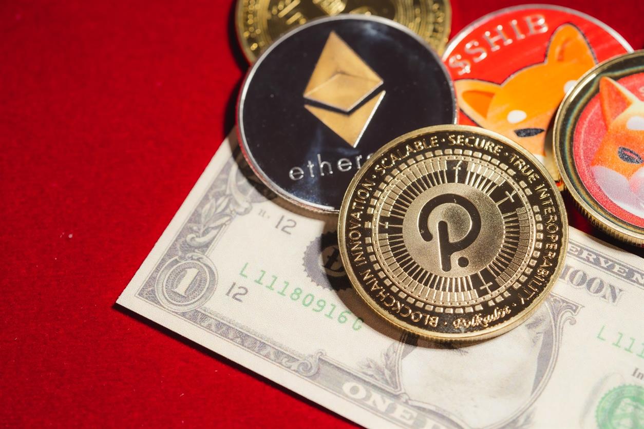 vecteezy_polkadot-dot-bitcoin-ethereum-eth-shiba-coin-included_7295849(1).jpg