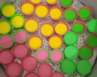 kue-lumpang-pelangi-langkah-memasak-5-foto.webp