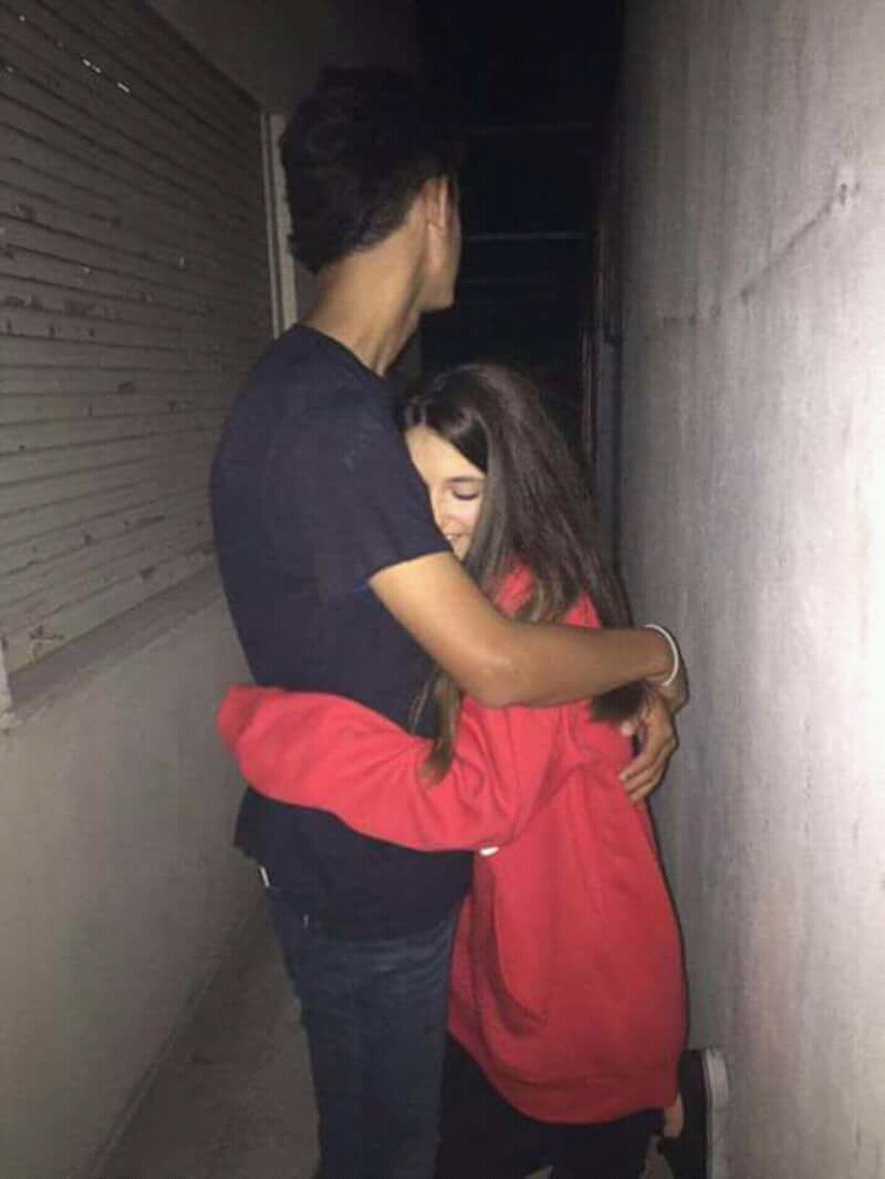 Высокий парень обнимает девушку